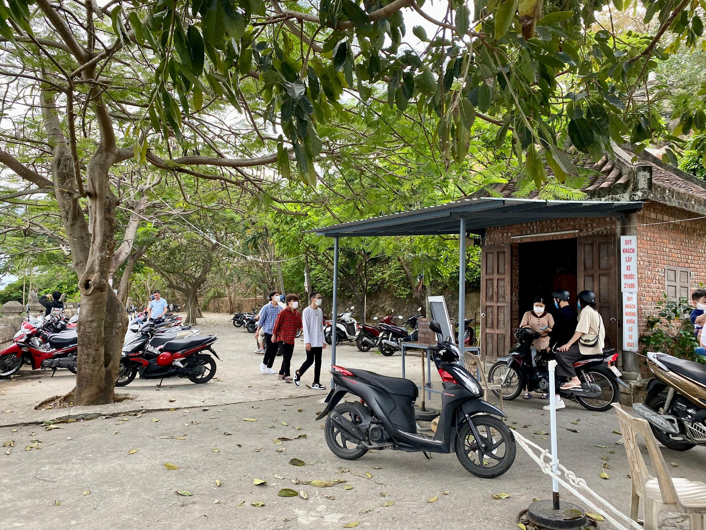 Nhân viên giữ xe tại chùa cho biết, lượng xe ra vào tấp nập từ sáng sớm tới chiều tối. Trước dịch, có ngày chào đón gần 3.000 lượt người nhưng nay ước lượng mỗi ngày chỉ khoảng 400 lượt, tuy nhiên đây vẫn là dấu hiệu rất phấn khởi.