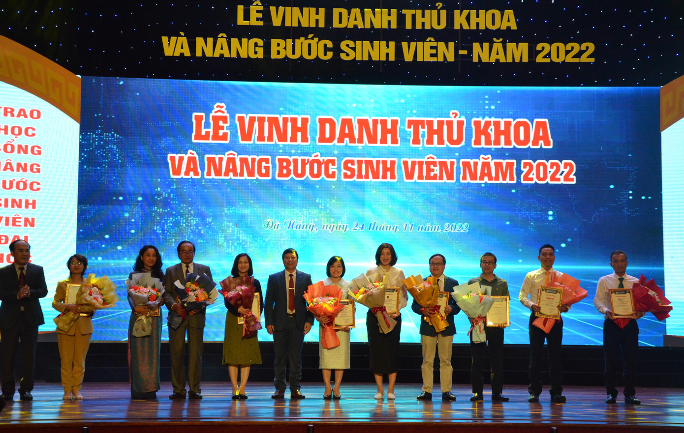 ĐH Đà Nẵng trao giấy khen và trao hoa các nhà tài trợ, các doanh nghiệp tại trợ học bổng cho sinh viên. Ảnh: Thái Lâm.