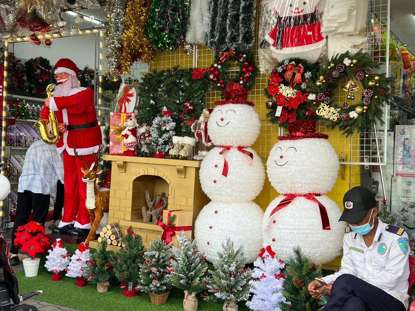 Chị Lê Thị Năm, tiểu thương bán đồ Giáng sinh tại đường Hùng Vương cho biết, so với mọi năm, giá các mặt hàng bình ổn, lượng khách đông hơn. Đặc biệt, năm nay nhiều đồ trang trí rực rỡ cho các bạn trẻ tới check-in.