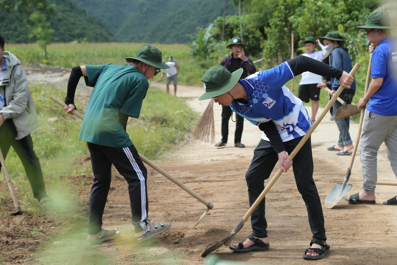 Bạn Huỳnh Quang Trường, sinh viên Trường ĐH Sư phạm – ĐH Đà Nẵng, bộc bạch: “Những điều tuyệt vời trong những chuyến đi thế này đã làm cho tuổi trẻ, tuổi thanh xuân của tôi luôn sống mãi trong những kỷ niệm đẹp. Thế mới thấy rằng khi còn trẻ ta hãy luôn sống hết mình với những niềm đam mê, lòng nhiệt huyết của tuổi trẻ. Để rồi khi trưởng thành nhìn lại chúng ta có quyền tự hào về những năm tháng tuổi trẻ ấy”. Bạn Huỳnh Quang Trường, sinh viên Trường ĐH Sư phạm – ĐH Đà Nẵng, bộc bạch: “Những điều tuyệt vời trong những chuyến đi thế này đã làm cho tuổi trẻ, tuổi thanh xuân của tôi luôn sống mãi trong những kỷ niệm đẹp. Thế mới thấy rằng khi còn trẻ ta hãy luôn sống hết mình với những niềm đam mê, lòng nhiệt huyết của tuổi trẻ. Để rồi khi trưởng thành nhìn lại chúng ta có quyền tự hào về những năm tháng tuổi trẻ ấy”.