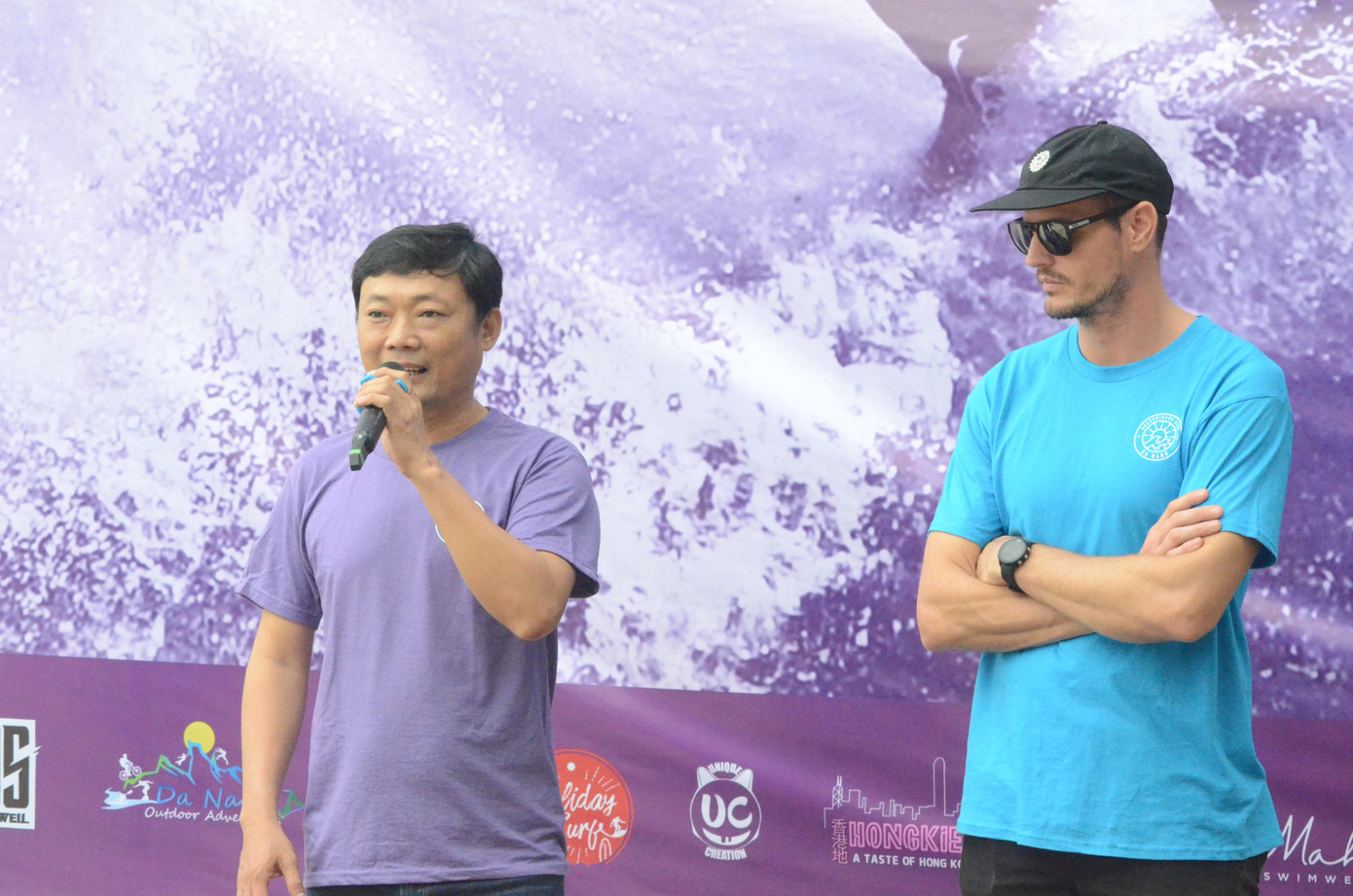 Ông Nguyễn Đức Vũ (bên trái) phát biểu khai mạc giải lướt ván sáng nay tại bãi biển Mỹ An (quận Ngũ Hành Sơn). Ảnh: Thái Lâm. Ông Nguyễn Đức Vũ (bên trái) phát biểu khai mạc giải lướt ván sáng nay tại bãi biển Mỹ An (quận Ngũ Hành Sơn). Ảnh: Thái Lâm.