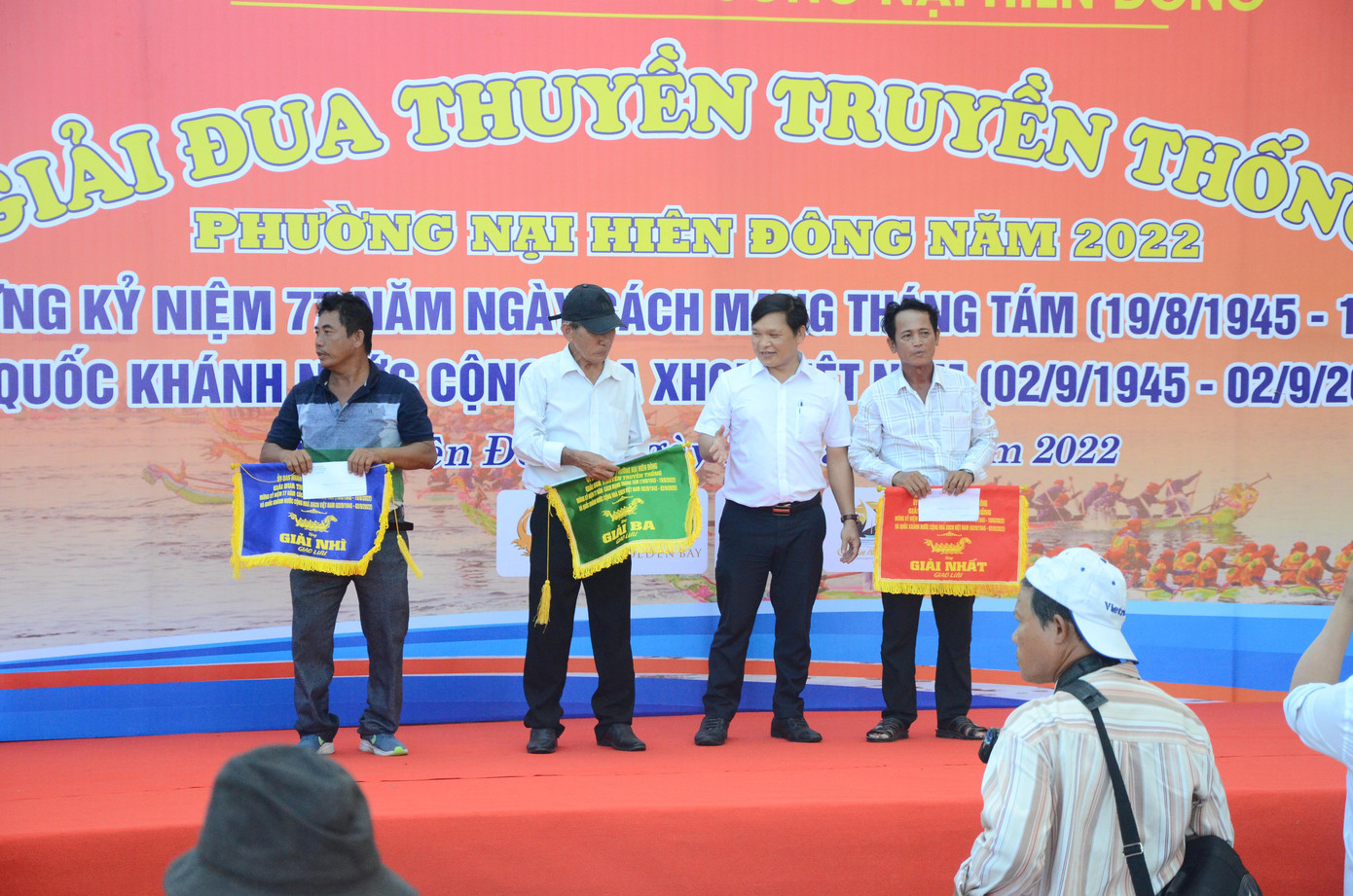 Phát biểu tại buổi lễ, ông Cao Đình Hải Chủ tịch UBND phường Nại Hiên Đông cho biết, sau hơn 20 năm tạm ngừng tổ chức giải đua thuyền truyền thống, nay lễ hội đã trở lại, phường và ngư dân đầy phấn khởi và tâm huyết tôn tạo, khôi phục đẹp văn hóa đặc sắc của nghề biển địa phương là giải đua thuyền và lễ hội Cầu Ngư những năm tiếp theo. Trong ảnh: Chủ tịch phường Nại Hiên Đông trao giải Nhất, Nhì, Ba cho giải đua thuyền giao hữu.