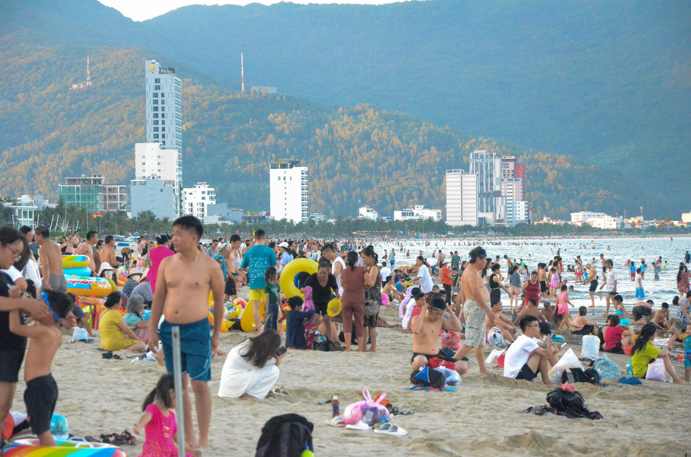 Đa số người dân ra biển tắm là khách du lịch từ các tỉnh thành như Hà Nội, TP Hồ Chí Minh, Nam Định...