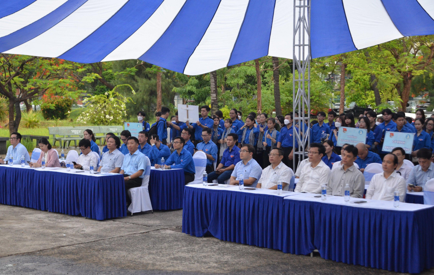 “Sinh viên hãy chọn cho mình một ước mơ, lý tưởng sống cao đẹp, giàu lòng tương thân tương ái; biết sống đẹp, sống có ích, có trách nhiệm, chia sẻ khó khăn cùng cộng đồng”, ông Lê Thành Bắc kêu gọi, mong muốn và tin tưởng. Trong ảnh: Toàn cảnh lễ ra quân.