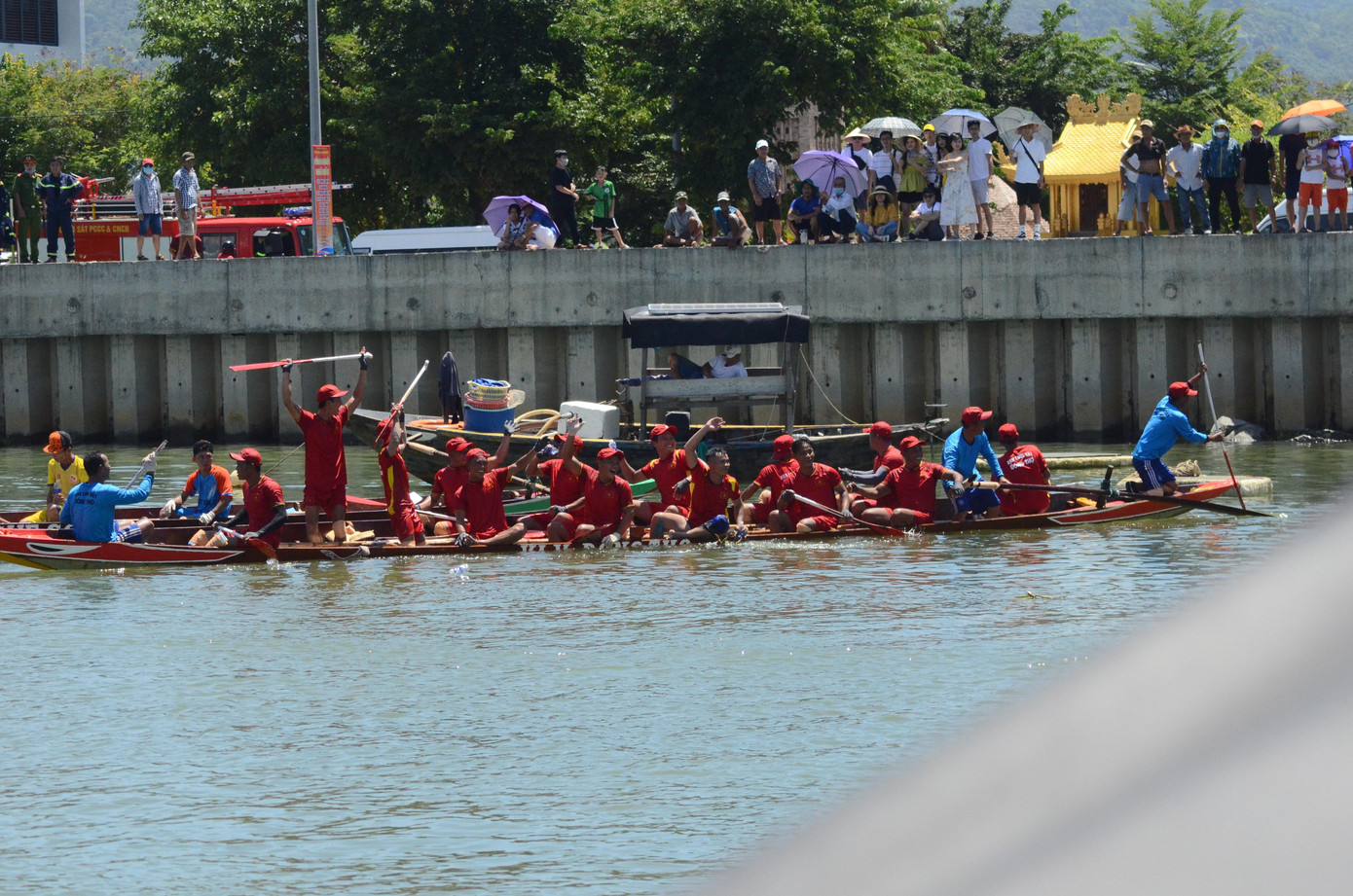 Đội vây Vạn Đông Thọ ăn mừng chiến thắng cùng các cổ động viên.