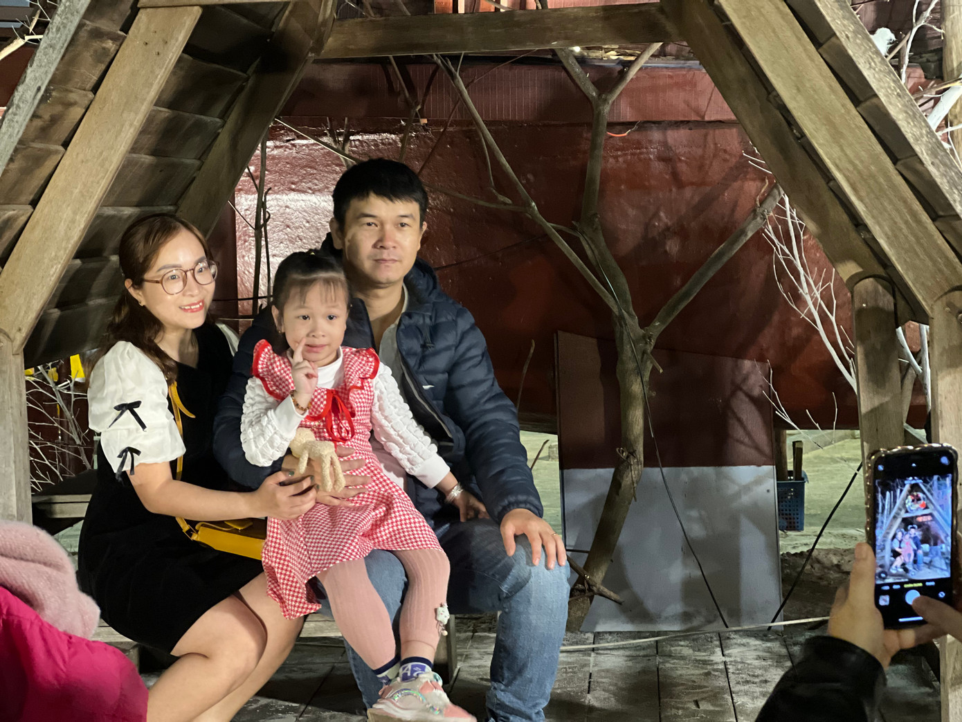 Theo chị Nguyễn Thị Cúc (trú quận Thanh Khê), năm nay tiểu cảnh Giáng sinh rất phong phú, độc đáo. "Nhiều tiểu cảnh đẹp lắm, gia đình tôi sẽ chụp từng cái một cho đã", chị Cúc nói. Theo chị Nguyễn Thị Cúc (trú quận Thanh Khê), năm nay tiểu cảnh Giáng sinh rất phong phú, độc đáo. "Nhiều tiểu cảnh đẹp lắm, gia đình tôi sẽ chụp từng cái một cho đã", chị Cúc nói.