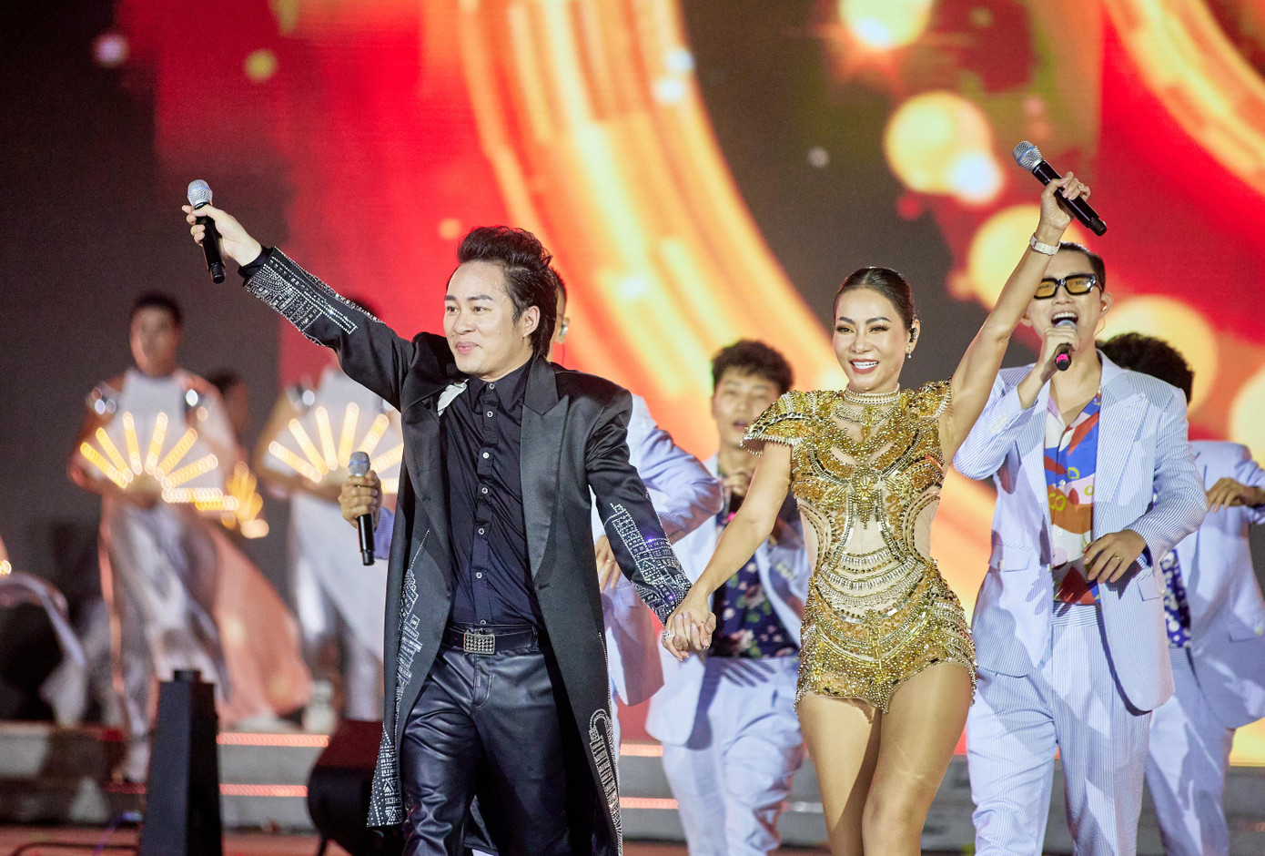 Đêm đại nhạc hội có sự xuất hiện của hàng loạt ca sĩ, nghệ sĩ nổi tiếng như Tùng Dương, Karik, Thu Minh, Văn Mai Hương... Đêm đại nhạc hội có sự xuất hiện của hàng loạt ca sĩ, nghệ sĩ nổi tiếng như Tùng Dương, Karik, Thu Minh, Văn Mai Hương...