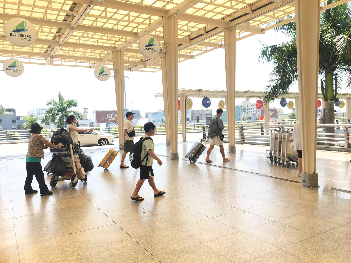 Nhóm du khách Hàn Quốc trở về nước sau chuyến du lịch.