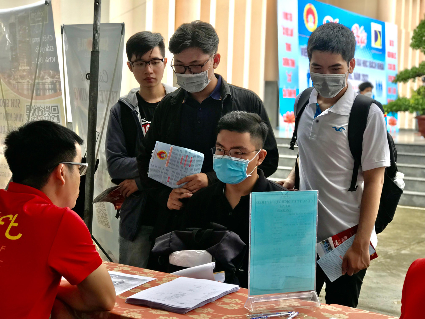 Tại Ngày hội việc làm, anh Lê Đình Phúc, chuyên viên tuyển dụng thuộc Công ty CPDV Cáp treo Bà Nà chia sẻ, doanh nghiệp mong muốn các bạn sinh viên hãy chủ động, tận dụng sự linh hoạt của mình để tự tin đặt những câu hỏi với nhà tuyển dụng, từ đó các bạn sẽ có nhiều cơ hội đạt được vị trí công việc mong muốn.