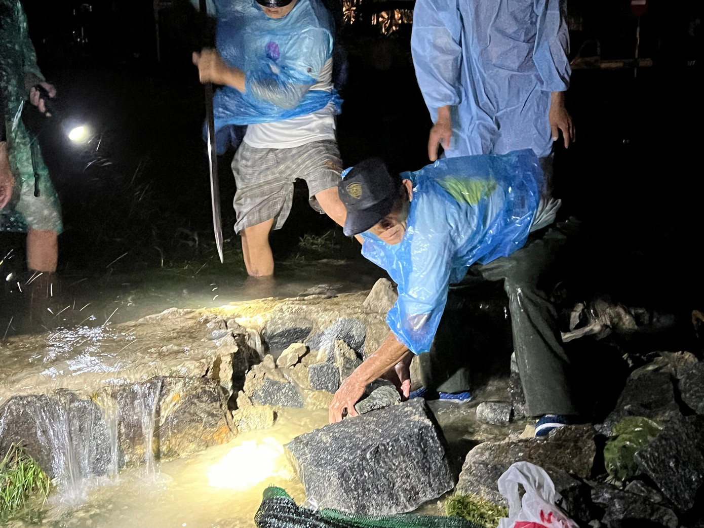 Theo đó, người dân đã phá vỡ bờ đê 2 nơi. Trong ảnh, người đục tường, người vớt đá...luân phiên làm việc. Theo đó, người dân đã phá vỡ bờ đê 2 nơi. Trong ảnh, người đục tường, người vớt đá...luân phiên làm việc.