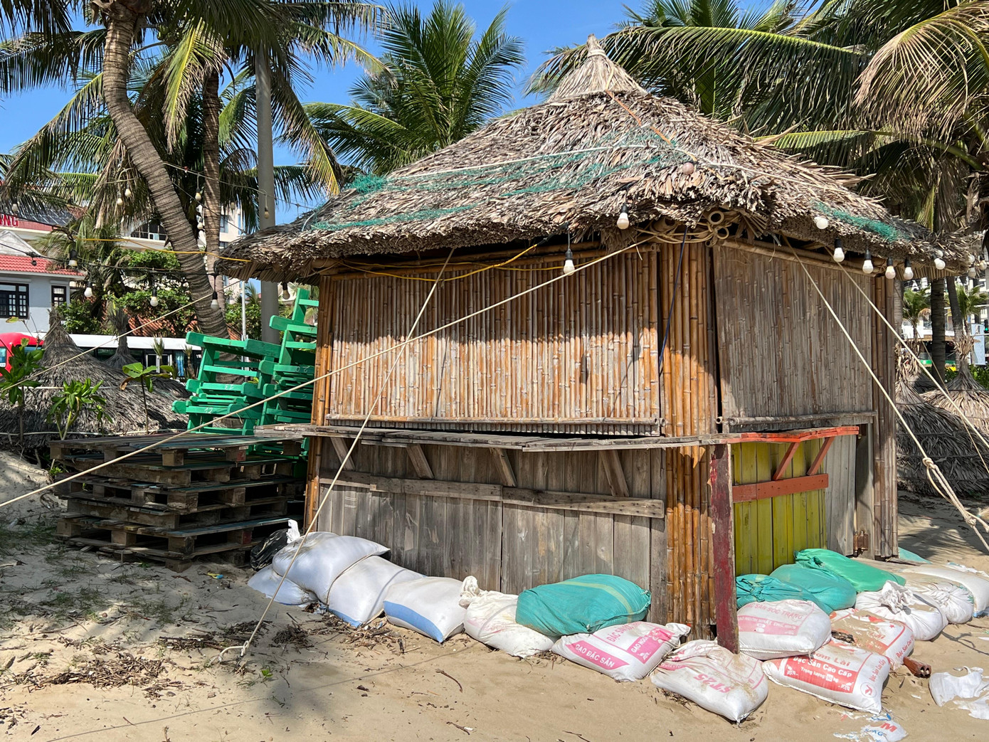 Những bịch cát chắn nước vẫn còn tại nhiều quán nước, hàng ăn tại bờ biển. Nhiều bãi tắm tại đường Võ Nguyên Giáp vẫn đang đóng cửa để sửa chữa, khắc phục. Ảnh: Thái Lâm.