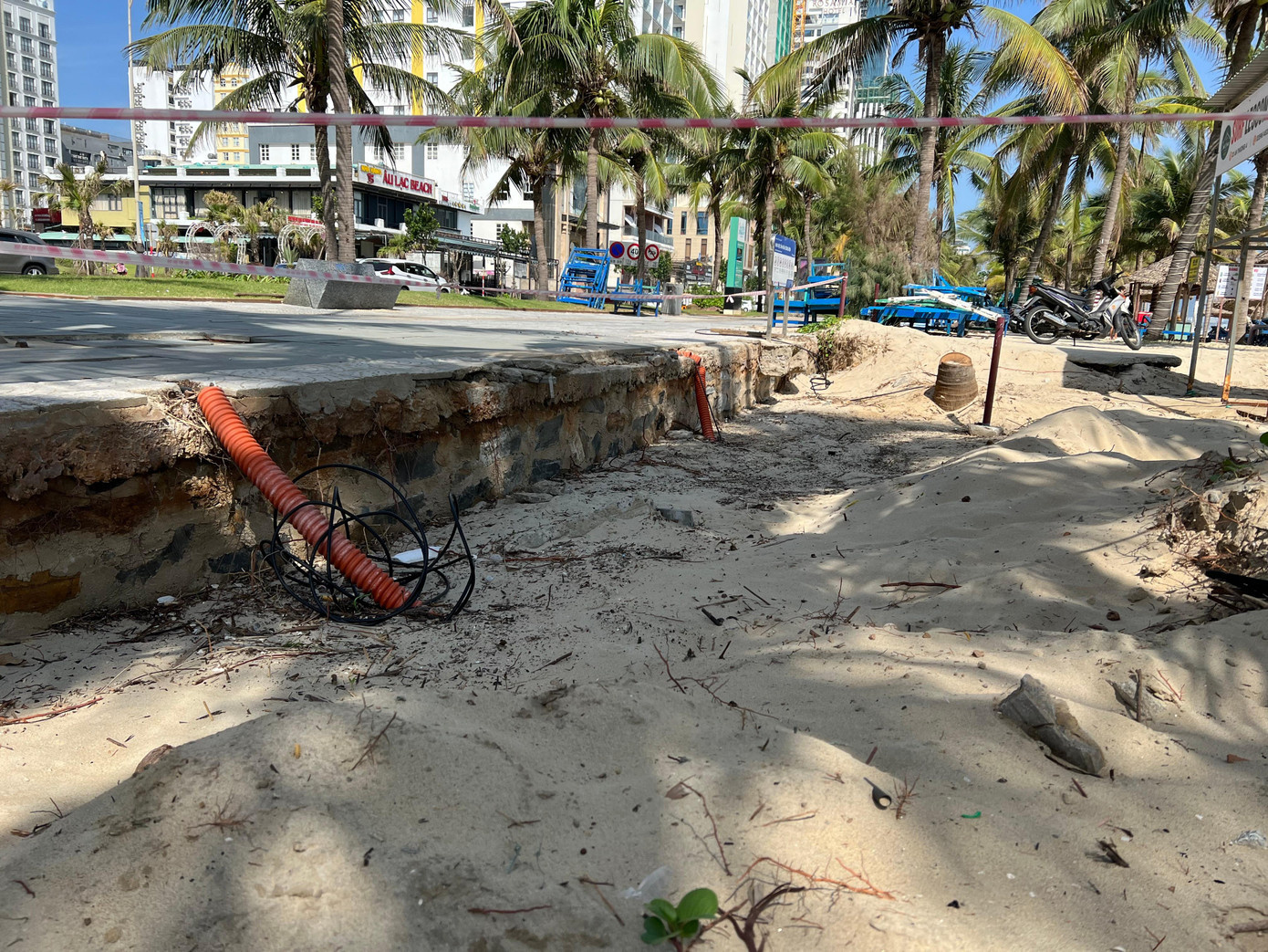 Nhiều đoạn kè biển vẫn giăng dây chưa thể xử lý, khắc phục. Ảnh: Thái Lâm