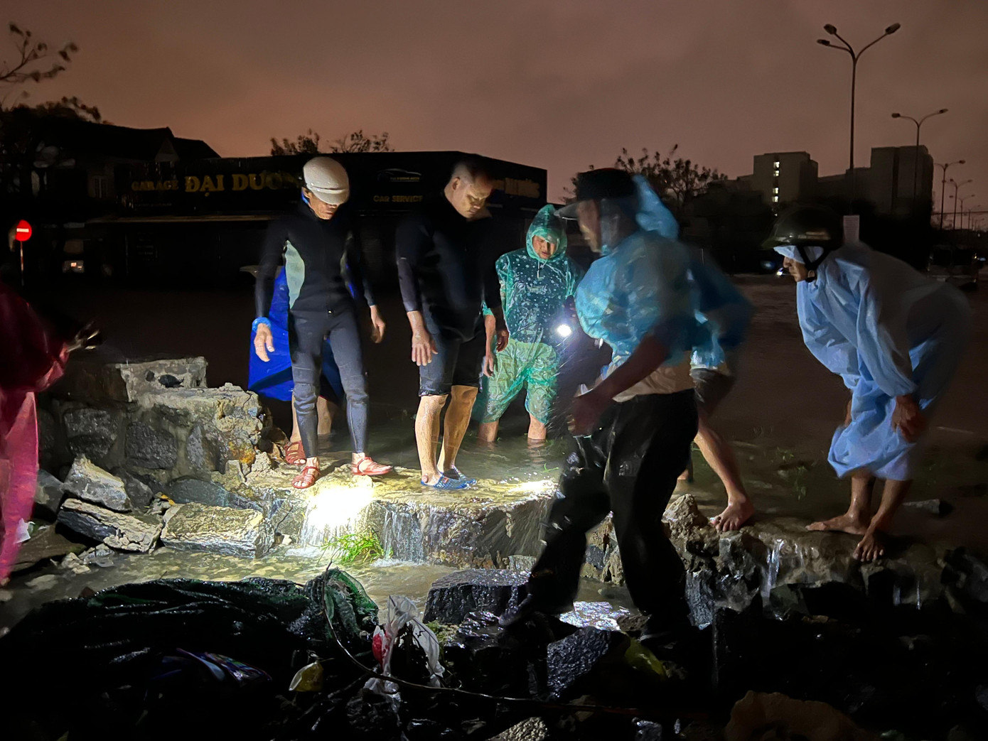 Theo Ban chỉ huy PCTT TKCN&PTDS thành phố Đà Nẵng tổng lượng mưa từ hôm nay (14/10) đến hết ngày 15/10 tại Đà Nẵng phổ biến 200-400 mm, có nơi trên 500 mm. Nguy cơ cao xảy ra lũ quét, sạt lở đất tại khu vực vùng núi và ngập úng cục bộ tại các vùng trũng, thấp ven sông và khu đô thị tại khu vực TP Đà Nẵng. Theo Ban chỉ huy PCTT TKCN&PTDS thành phố Đà Nẵng tổng lượng mưa từ hôm nay (14/10) đến hết ngày 15/10 tại Đà Nẵng phổ biến 200-400 mm, có nơi trên 500 mm. Nguy cơ cao xảy ra lũ quét, sạt lở đất tại khu vực vùng núi và ngập úng cục bộ tại các vùng trũng, thấp ven sông và khu đô thị tại khu vực TP Đà Nẵng.