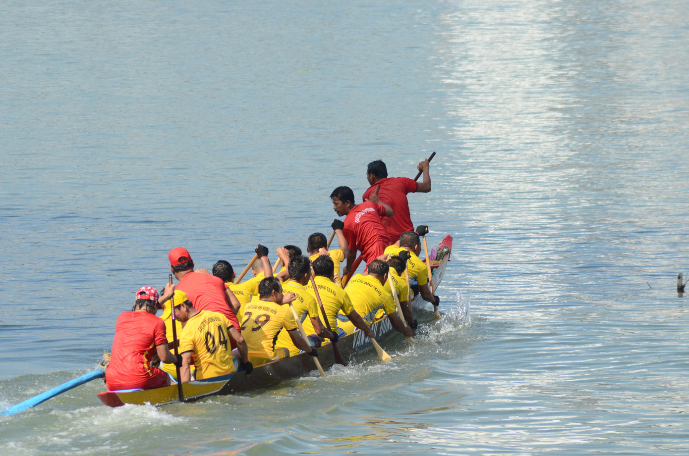 Giải đua còn là dịp động viên ngư dân vươn khơi bám biển, ra quân đánh bắt vụ cá thu đông. Trong ảnh: Đội đua Vạn câu Đông Thạnh.