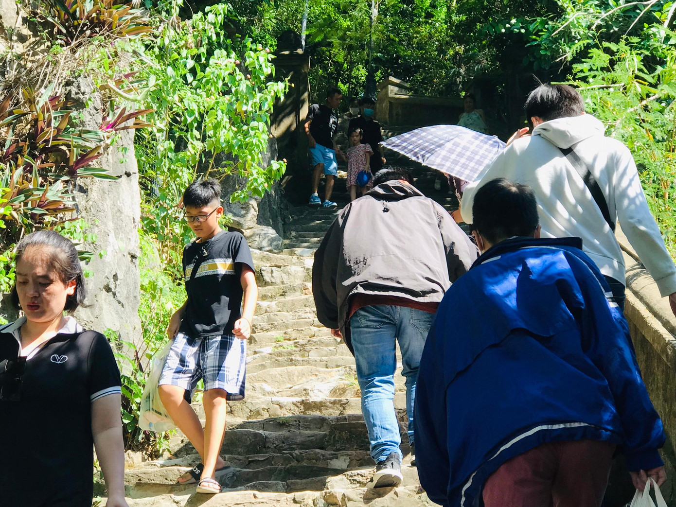 Điểm du lịch tâm linh di tích danh lam thắng cảnh Ngũ Hành Sơn cũng thu hút hàng nghìn du khách tới tham quan. Điểm du lịch tâm linh di tích danh lam thắng cảnh Ngũ Hành Sơn cũng thu hút hàng nghìn du khách tới tham quan.