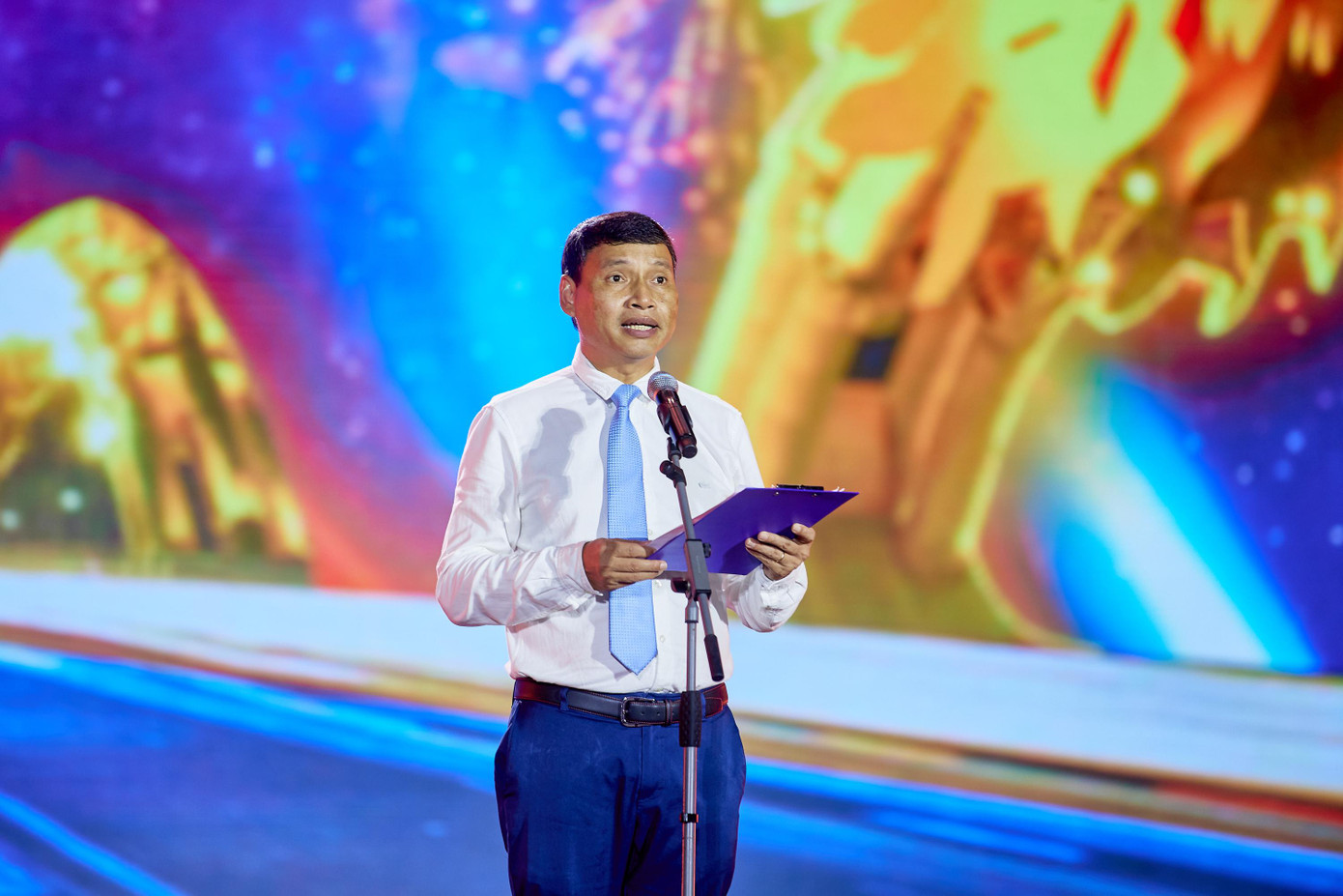 Phát biểu tại buổi lễ, ông Hồ Kỳ Minh, Phó Chủ tịch Thường trực UBND TP Đà Nẵng nhận định, hoạt động du lịch trên địa bàn thành phố Đà Nẵng đã khởi sắc mạnh mẽ với nhiều tín hiệu tích cực sau thời gian mở cửa trở lại từ giữa tháng 3/2022. Với thông điệp “Tận hưởng lễ hội và âm nhạc, tận hưởng nắng vàng biển xanh, tận hưởng ẩm thực phong phú và đặc sắc”, Lễ hội “Tận hưởng mùa hè Đà Nẵng 2022” là sự kiện văn hóa – du lịch đặc sắc quy mô cấp thành phố được tổ chức nhằm tạo sản phẩm du lịch mới thu hút du khách trong nước và quốc tế. Đồng thời, thành phố ghi nhận, đánh giá cao nỗ lực đóng góp của Sun Group đã đăng cai chuỗi sự kiện này. Phát biểu tại buổi lễ, ông Hồ Kỳ Minh, Phó Chủ tịch Thường trực UBND TP Đà Nẵng nhận định, hoạt động du lịch trên địa bàn thành phố Đà Nẵng đã khởi sắc mạnh mẽ với nhiều tín hiệu tích cực sau thời gian mở cửa trở lại từ giữa tháng 3/2022. Với thông điệp “Tận hưởng lễ hội và âm nhạc, tận hưởng nắng vàng biển xanh, tận hưởng ẩm thực phong phú và đặc sắc”, Lễ hội “Tận hưởng mùa hè Đà Nẵng 2022” là sự kiện văn hóa – du lịch đặc sắc quy mô cấp thành phố được tổ chức nhằm tạo sản phẩm du lịch mới thu hút du khách trong nước và quốc tế. Đồng thời, thành phố ghi nhận, đánh giá cao nỗ lực đóng góp của Sun Group đã đăng cai chuỗi sự kiện này.