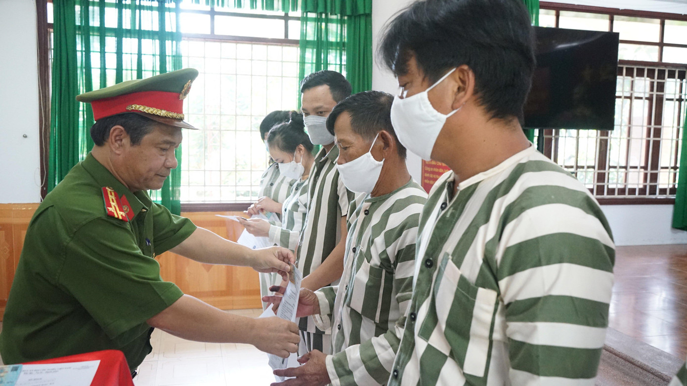 Các phạm nhân nhận quyết định đặc xá