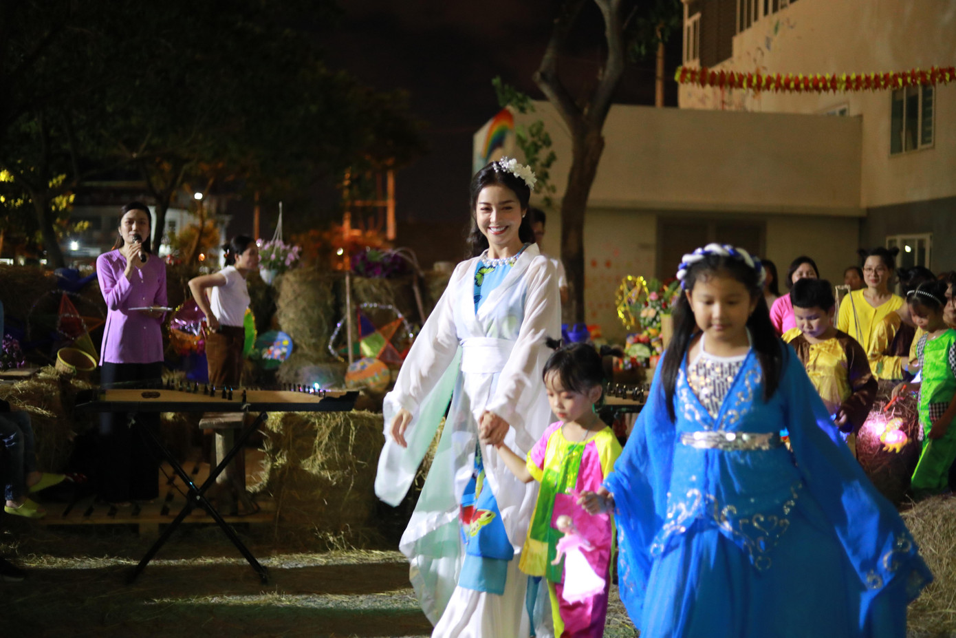 Đến dự đêm hội với các em, có Hoa hậu Châu Á tại Mỹ năm 2006 Jennifer Phạm, cùng các nhà tài trợ.