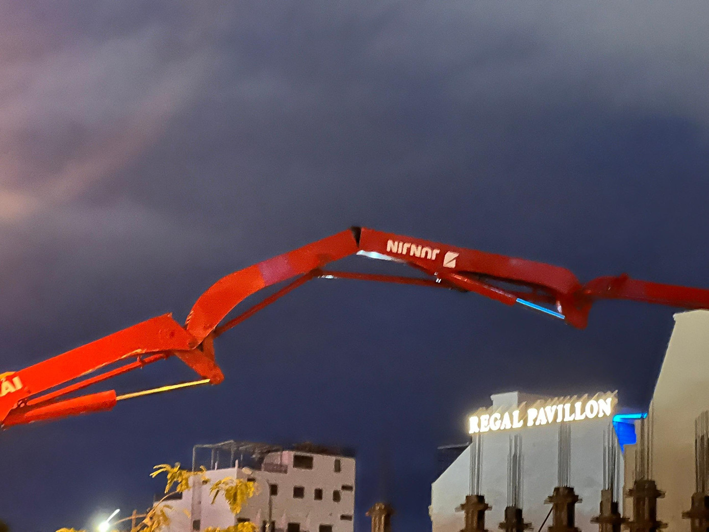 Cận cảnh phần cần trục vòi phun bê tông bị gãy.