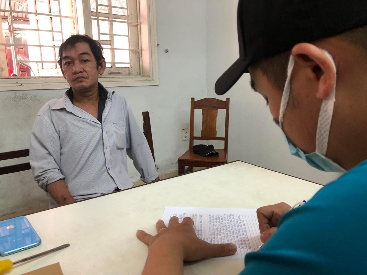 Đối tượng Phú tại cơ quan công an. Đối tượng Phú tại cơ quan công an.