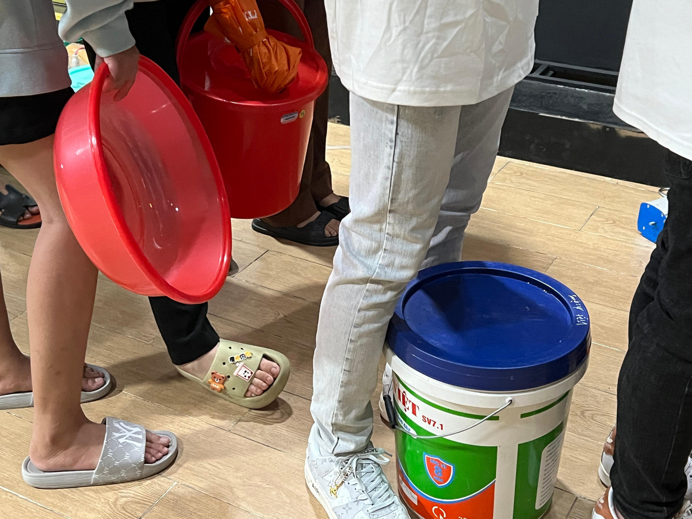 Một số bạn chia sẻ, việc đưa vật dụng lớn nhằm tạo nên không khí vui vẻ, thi xem ai có thể mang phụ kiện lớn nhất đi chứ không hẳn vì... tham ăn.