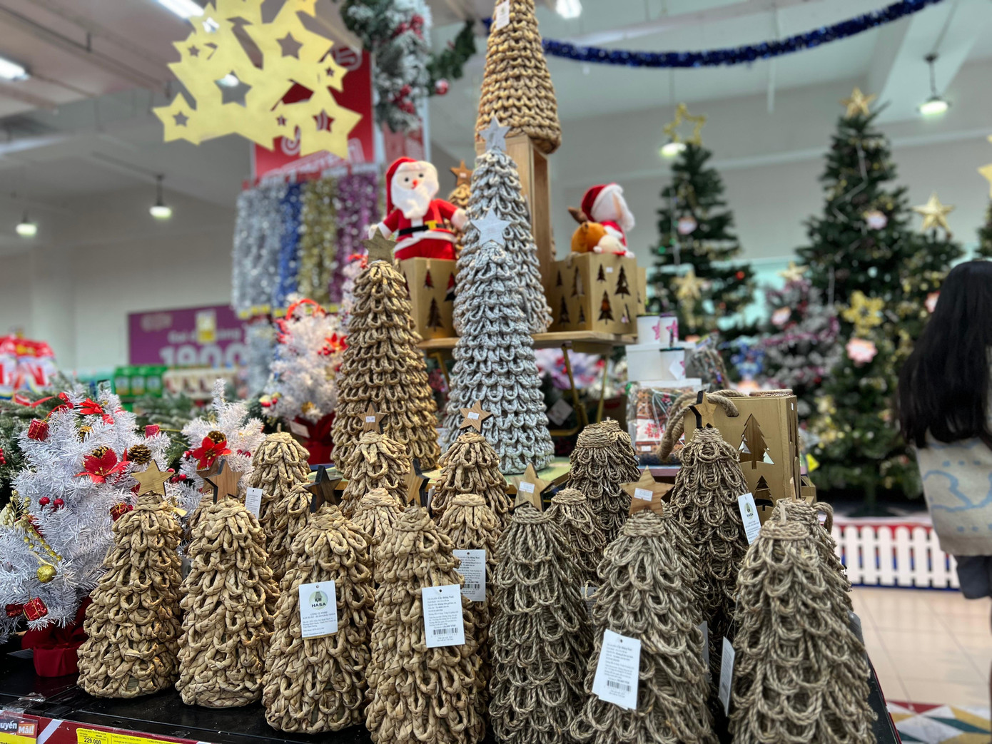 Nhiều mặt hàng mới độc, lạ với đủ kích thước bày bán ở các cửa hàng được nhiều người hỏi thăm.