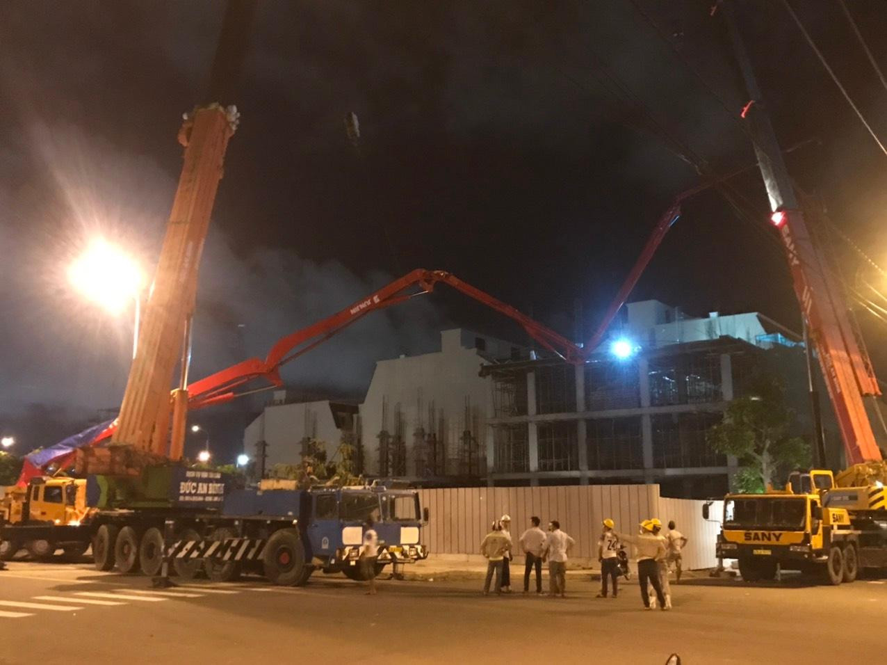 Nguyên nhân được xác định là do sự cố gãy cần bơm xe đổ bê tông của Công ty CP bê tông Đăng Hải (Đà Nẵng) khi đang thi công tại tầng 4 công trình do nhà thầu Công ty Nam Phương thi công. Trong ảnh: Do trời tối, cộng với việc cần trục dài hàng chục mét khiến lực lượng chức năng phải mất đến hàng giờ mới có thể đưa cần trục ra ngoài an toàn.