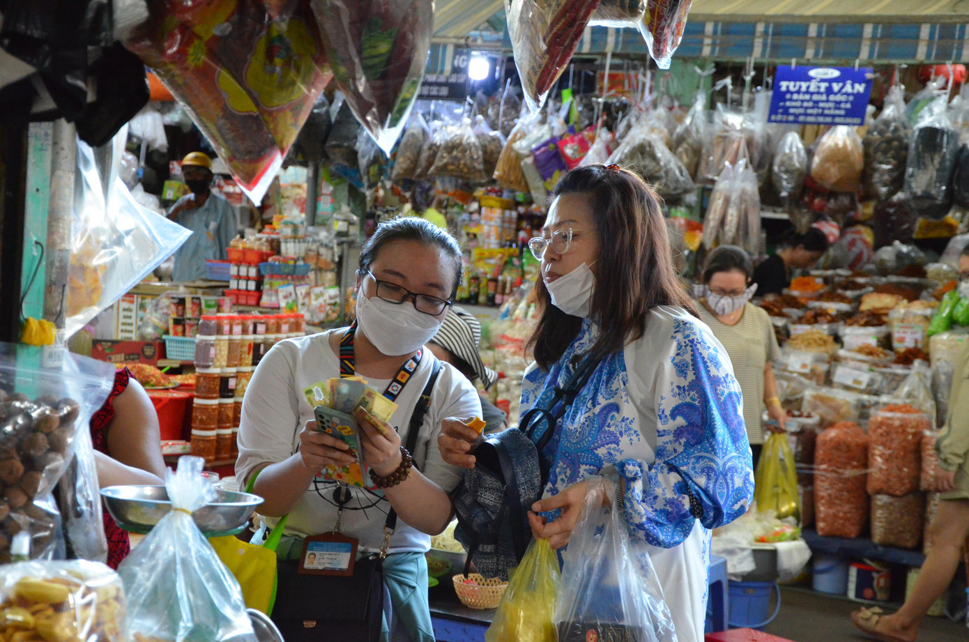 Không chỉ có người Việt, chợ Cồn còn thu hút nhiều đoàn khách nước ngoài đến thưởng thức và mua sắm.