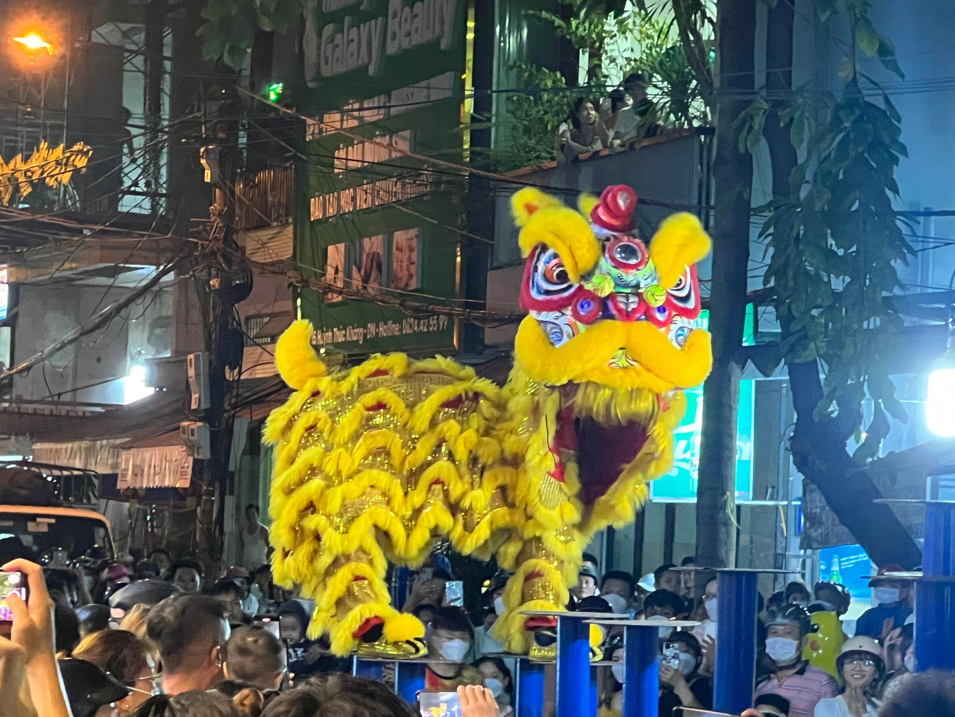 Buổi tối, nhiều đoàn lân biểu diễn ở các trung tâm vui chơi, giải trí, các tuyến đường trên khắp thành phố Đà Nẵng. Buổi tối, nhiều đoàn lân biểu diễn ở các trung tâm vui chơi, giải trí, các tuyến đường trên khắp thành phố Đà Nẵng.