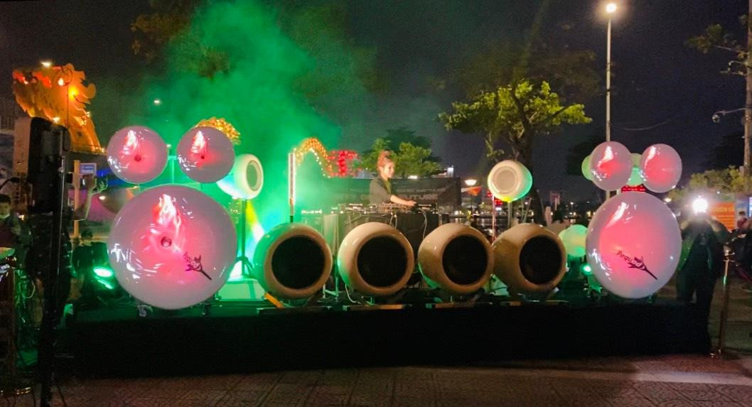 Cận cảnh dàn loa nhập khẩu từ Italia có giá trị hơn 12 tỉ đồng. Cận cảnh dàn loa nhập khẩu từ Italia có giá trị hơn 12 tỉ đồng.