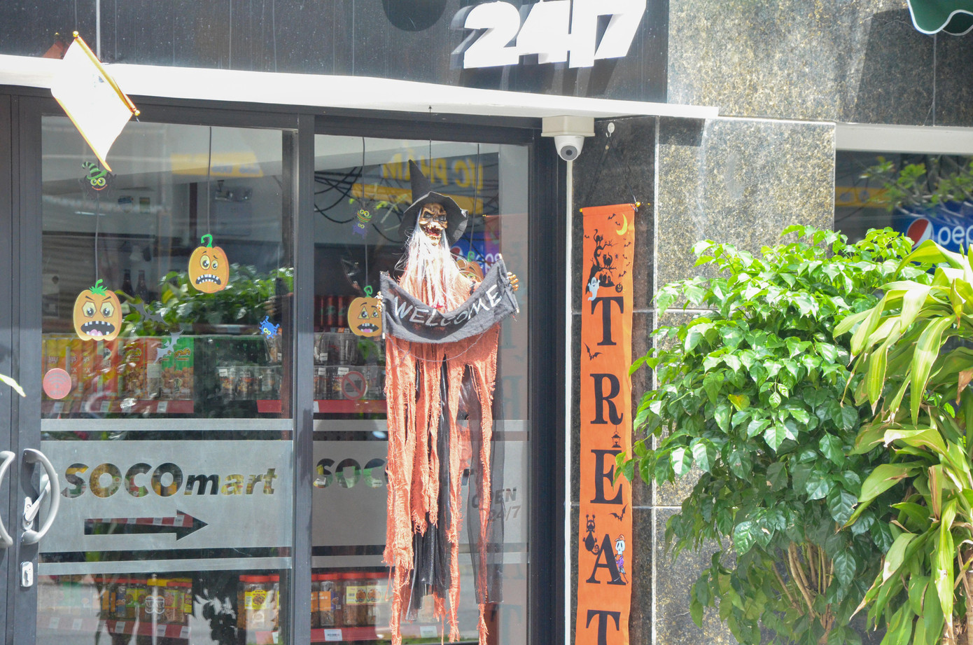 Tại một cửa hàng ở khu phố Tây An Thượng (phường Mỹ An), trước cửa vào được trang trí chữ và đồ chơi Halloween mặt quỷ.