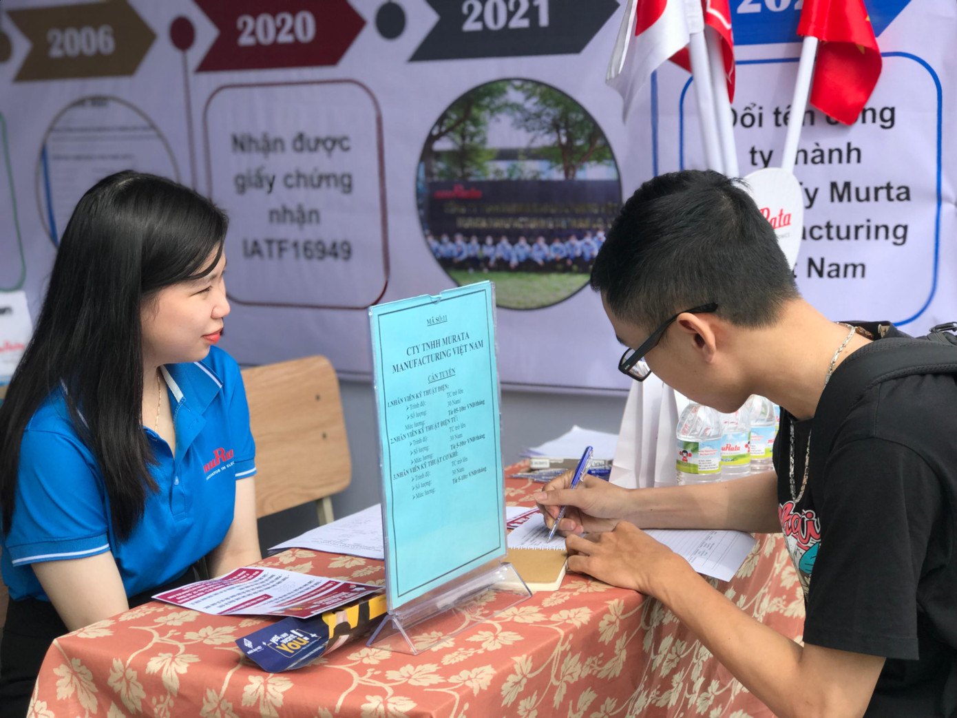 Chị Lý Hiền, nhà tuyển dụng thuộc Công ty Murata Manufacturing Việt Nam mong muốn các bạn sinh viên hãy tự tin ứng tuyển, dù học năm 3 hay năm cuối thì nhiều doanh nghiệp vẫn sẽ tạo cơ hội vừa học vừa làm cho các bạn. Bên cạnh đó, các bạn sinh viên nên chuẩn bị kỹ năng mềm, bởi đôi khi các bạn chưa có kinh nghiệm làm việc nhưng có &quot;gốc&quot; thì doanh nghiệp sẽ đào tạo thêm.