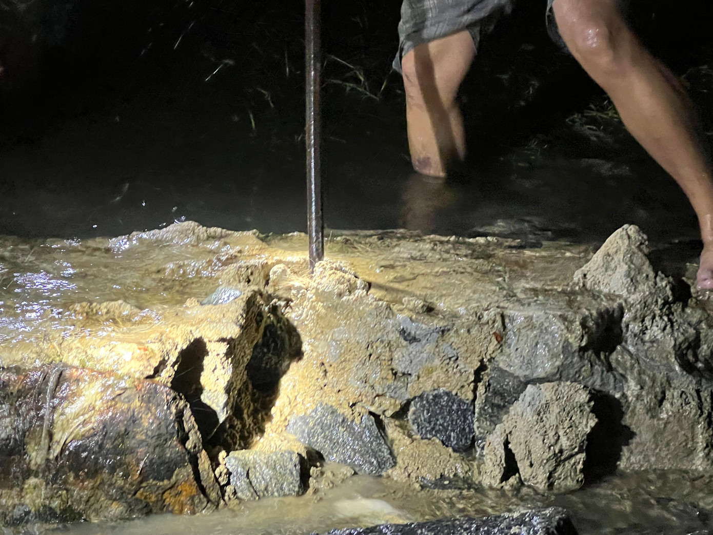 Vì bờ tường quá dày, người dân mất khoảng 30 phút để hoàn thành. Vì bờ tường quá dày, người dân mất khoảng 30 phút để hoàn thành.