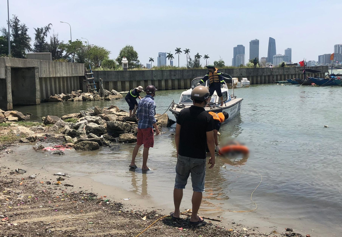 Đến khoảng 12h, thi thể được vớt lên. Ảnh: CA Đến khoảng 12h, thi thể được vớt lên. Ảnh: CA