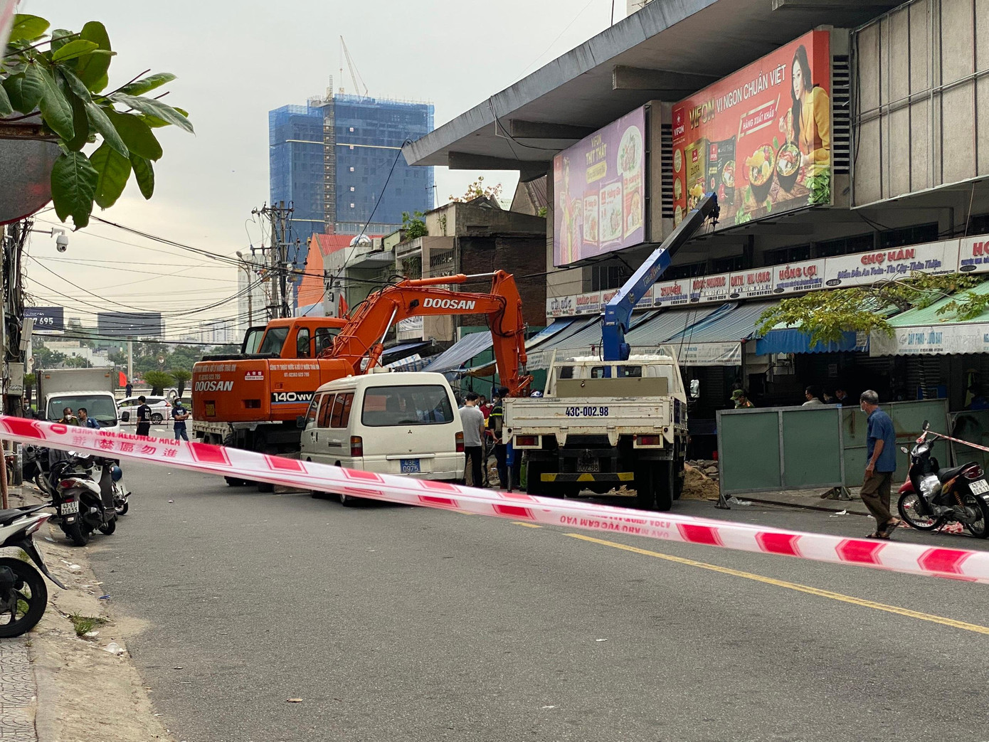 Lực lượng chức năng phỏng tỏa, đồng thời tiếp tục mở rộng lòng cống để tìm kiếm tử thi.