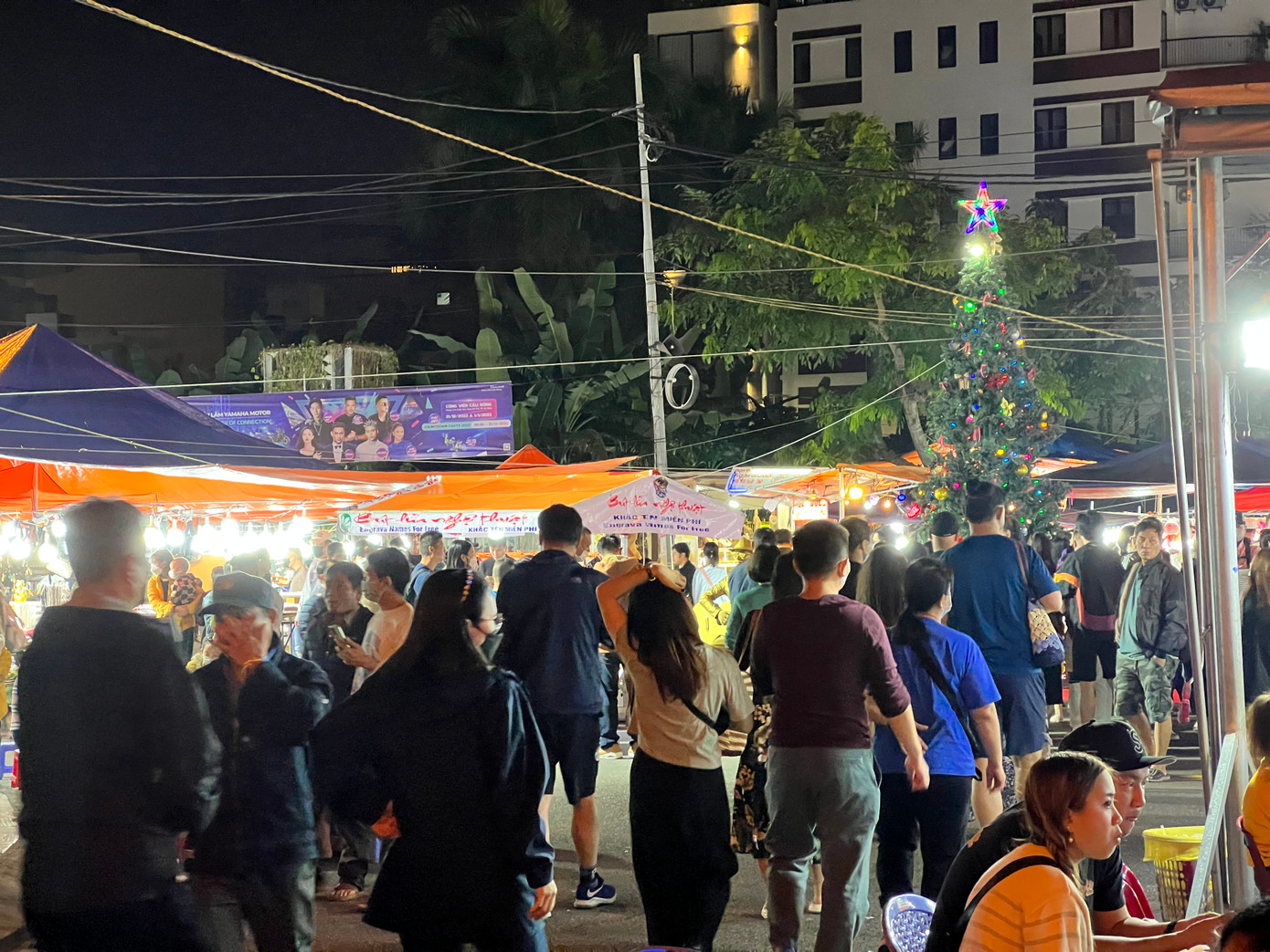 Tại chợ đêm Sơn Trà, hàng ngàn du khách tham quan, ăn uống.