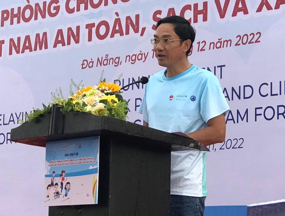 Ông Vũ Xuân Thành, Phó Chánh Văn phòng thường trực Ban Chỉ đạo Quốc gia về Phòng chống thiên tai phát biểu tại giải chạy.