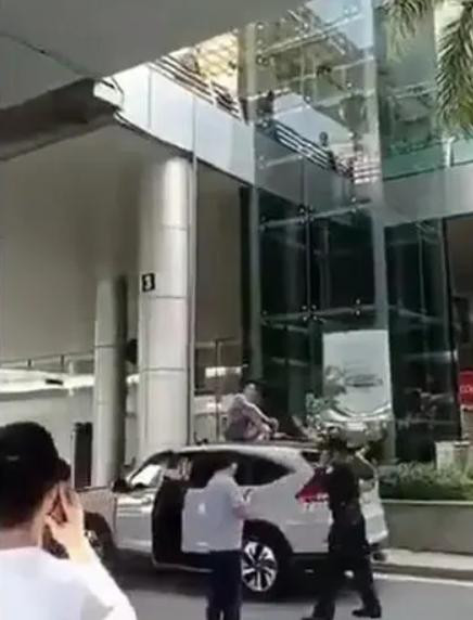 Sau khi nằm bất động trên nóc ô tô, người này hồi tỉnh, tự động leo xuống xe, rồi được đưa đi cấp cứu. Sau khi nằm bất động trên nóc ô tô, người này hồi tỉnh, tự động leo xuống xe, rồi được đưa đi cấp cứu.