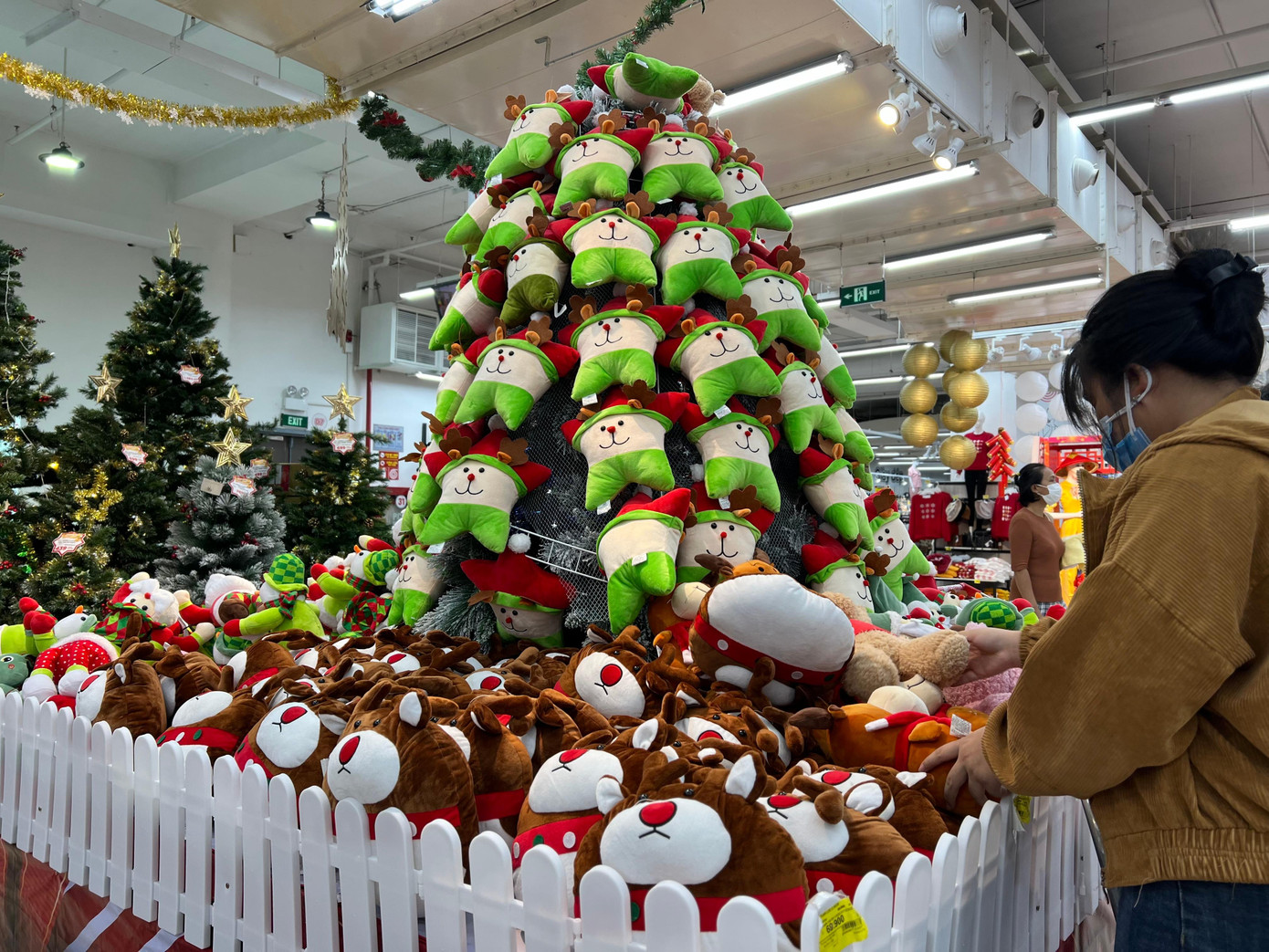 Nhiều cửa hàng tạo tiểu cảnh đẹp mắt, độc đáo thu hút khách hàng đến mua và check-in.