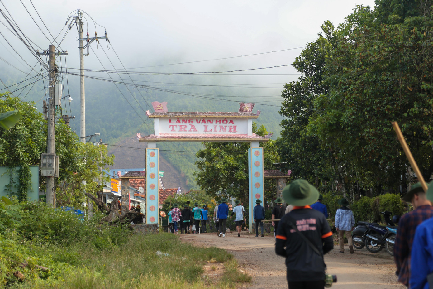Bóng những tình nguyện viên trên mọi nẻo đường làng Bóng những tình nguyện viên trên mọi nẻo đường làng