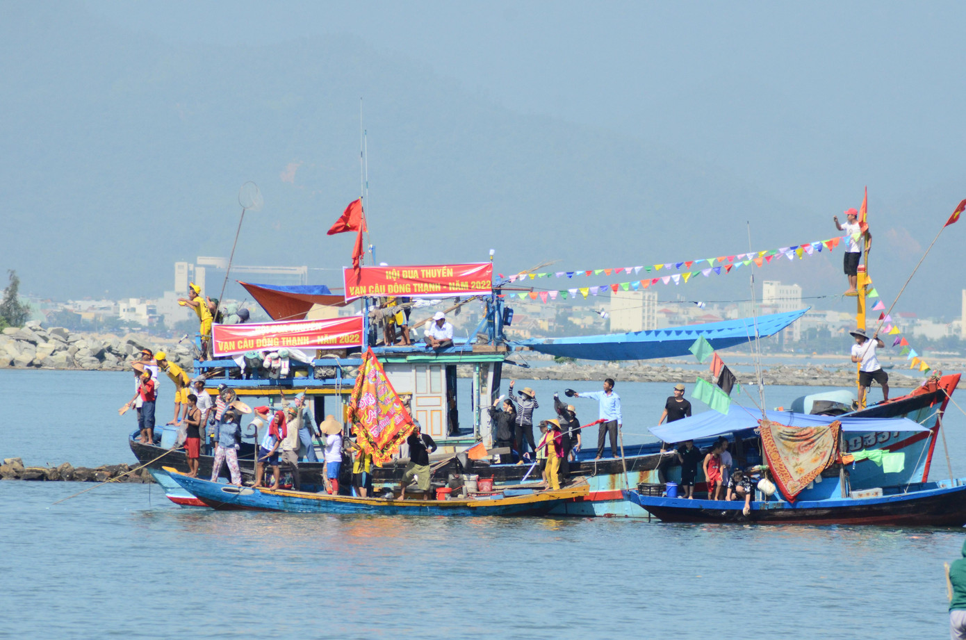 Không chỉ trên bờ mà cổ động viên trên mặt nước cũng không kém phần sôi động. Chị Hải (cổ động viên đội Vạn câu Đông Thạnh) cho biết, khi các đội thuyền xuất phát, trên thuyền, ai có gì dùng nấy, mọi người hét lớn cổ vũ, nếu hét không được thì dùng cờ, xoong nồi... cổ vũ.