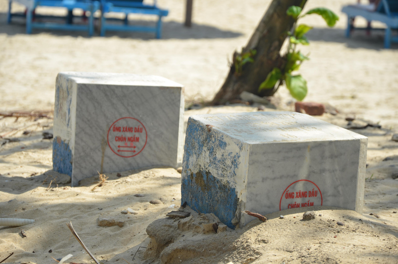 Sau mưa lớn, các cột mốc xăng dầu chôn ngầm bằng đá dưới cát bị lòi khiến nhiều du khách phải kinh ngạc về trận mưa lịch sử tại Đà Nẵng. Ảnh: Thái Lâm.