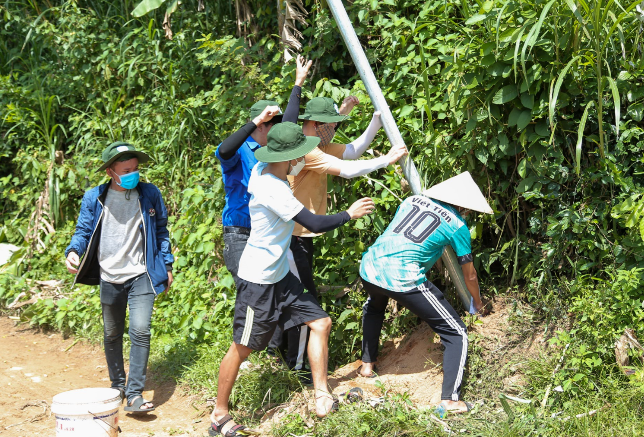 Bạn Phạm Văn Huấn (sinh viên ĐH Sư phạm Kỹ thuật - ĐH Đà Nẵng chia sẻ: "Những thanh niên trẻ trung, năng động và đầy lòng nhân ái, mang trong mình nhiệt huyết và hoài bão của tuổi trẻ. Hãy đi, hãy làm, hãy sống hết mình bởi chúng ta đang có những năm tháng đẹp nhất của cuộc đời, những năm tháng của tuổi trẻ để nghe tinh thần dào dạt trong tim." Trong ảnh: Đoàn viên thanh niên dựng cột, mang điện về cho dân làng. Bạn Phạm Văn Huấn (sinh viên ĐH Sư phạm Kỹ thuật - ĐH Đà Nẵng chia sẻ: "Những thanh niên trẻ trung, năng động và đầy lòng nhân ái, mang trong mình nhiệt huyết và hoài bão của tuổi trẻ. Hãy đi, hãy làm, hãy sống hết mình bởi chúng ta đang có những năm tháng đẹp nhất của cuộc đời, những năm tháng của tuổi trẻ để nghe tinh thần dào dạt trong tim." Trong ảnh: Đoàn viên thanh niên dựng cột, mang điện về cho dân làng.