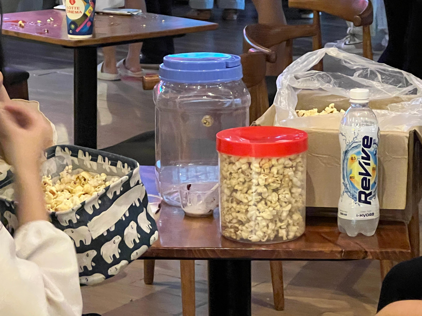 Bất ngờ hơn, có người còn mang cả túi đựng mỹ phẩm, hộp nhựa đi.