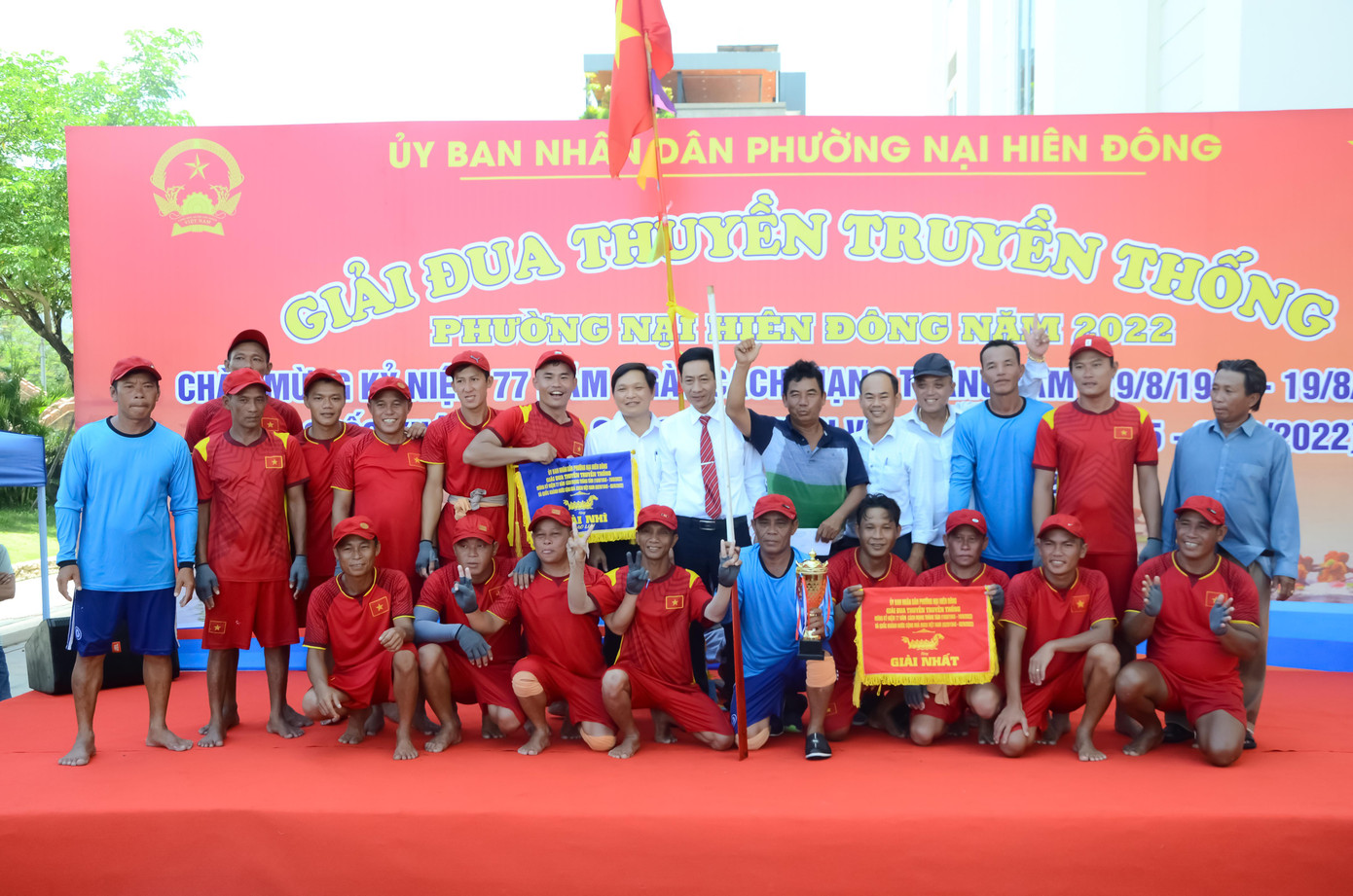 Sau chặng đường dài, 5 đội thi đã cán đích với thành tích như sau: Giải giao hữu: Giải Nhất thuộc về đội Vạn câu Nại Hưng 2, giải Nhì thuộc đội nghề Vây Vạn Đông Thọ, giải Ba thuộc về đội Vạn Lặn, giải Khuyến khích thuộc về đội nghề Vây Vạn Nam Thọ. Đối với Giải chính thức, đội nghề Vây Vạn Đông Thọ xuất sắc giành cúp vô địch, giải Nhì thuộc về Vạn câu Nại Hưng 2, giải Ba thuộc về Vạn Lặn và Giải khuyến khích thuộc về Vạn câu Nại Hưng 1. Trong ảnh: Đội Vây Vạn Đông Thọ đã vượt 4 đội khác giành giải nhất giải đua thuyền truyền thống phường Nại Hiên Đông năm 2022.