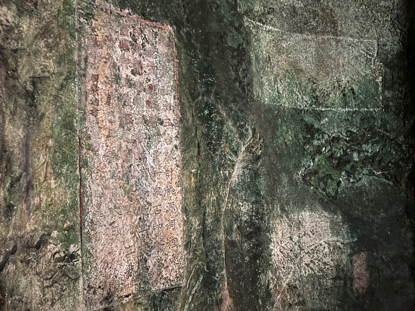 Theo ông Hiền, để xác định thời gian các tấm bia, Ban quản lý phải có dữ liệu để dịch và xác định tuổi. Hiện tấm bia lâu đời nhất đã hơn 400 năm nằm ở hai động Hoa Nghiêm, động Vân Thông, hầu hết bia ma nhai còn lại có tuổi đời trên 100 năm.