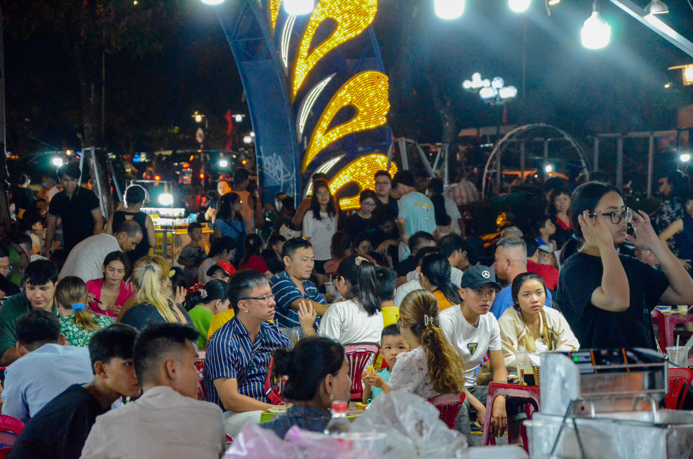 Nhiều gian hàng đồ ăn phong phú, không gian thoáng mát phù hợp cho du khách ăn uống tại chỗ.