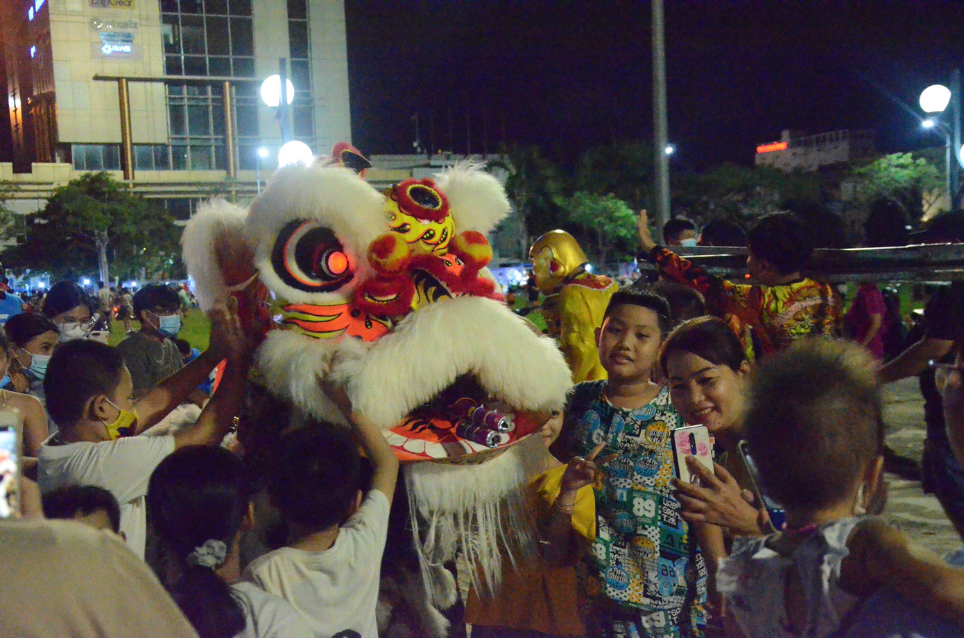 Tại Quảng trường 2/9, nhiều gia đình chụp hình lưu niệm cùng lân. Tại Quảng trường 2/9, nhiều gia đình chụp hình lưu niệm cùng lân.