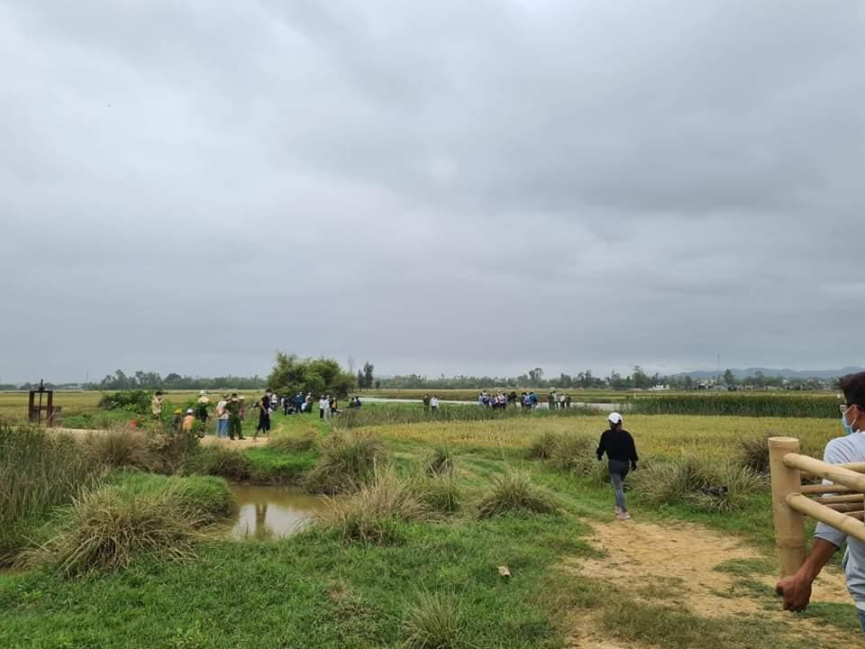 Tại hiện trường có hàng trăm người dân địa phương đã tập trung theo dõi vụ việc.