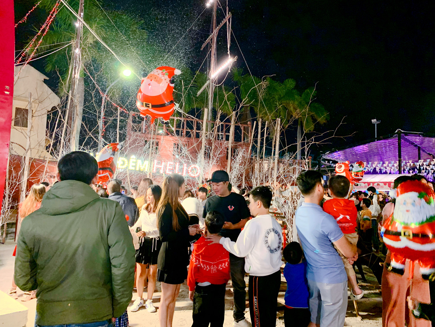 Nhiều tiểu cảnh Giáng sinh được đông đảo du khách tới tham quan, chụp hình.